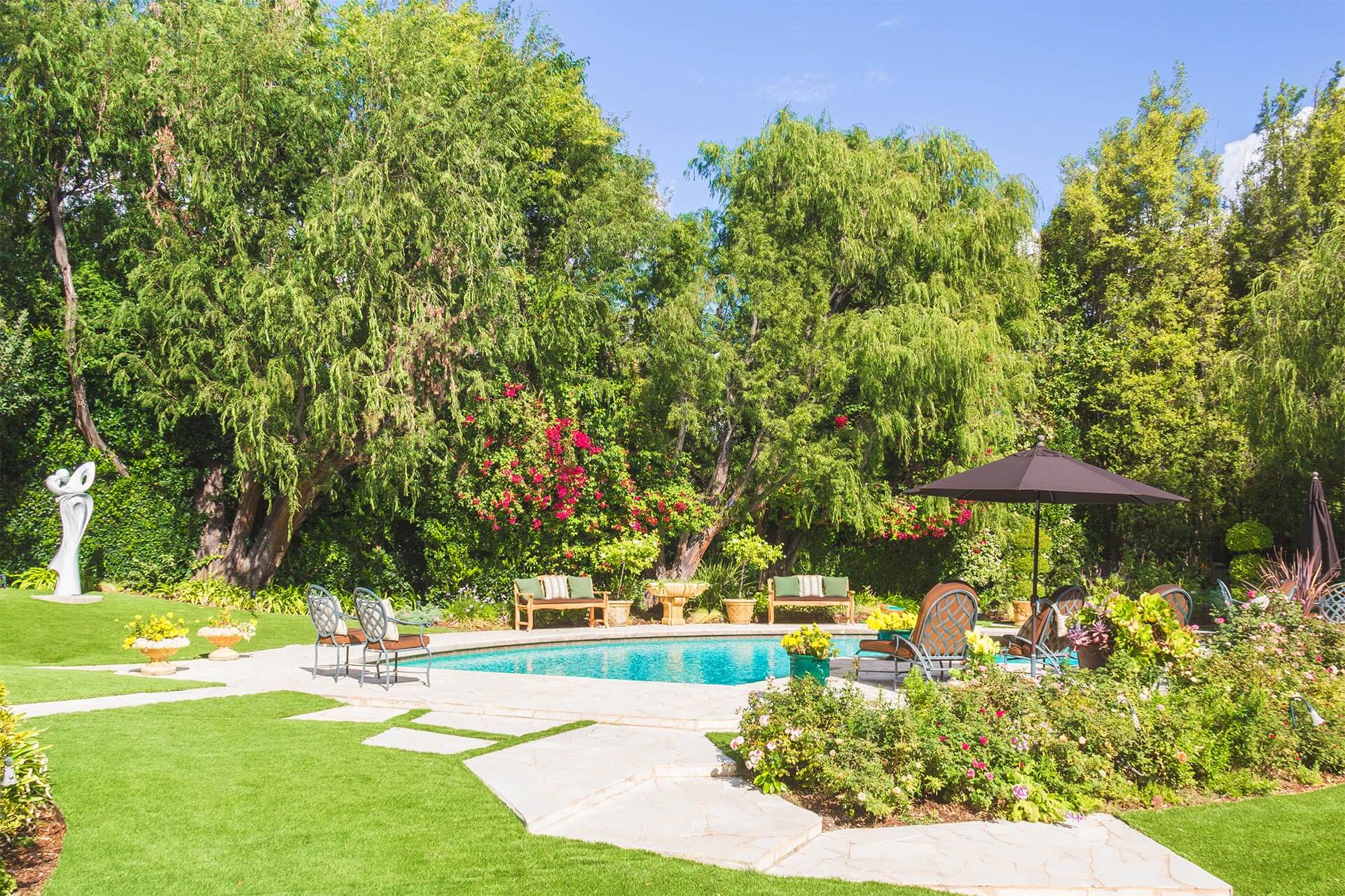 Real Estate Photography, Pool and backyard in Beverly Hills California by photographer Travis Chenoweth